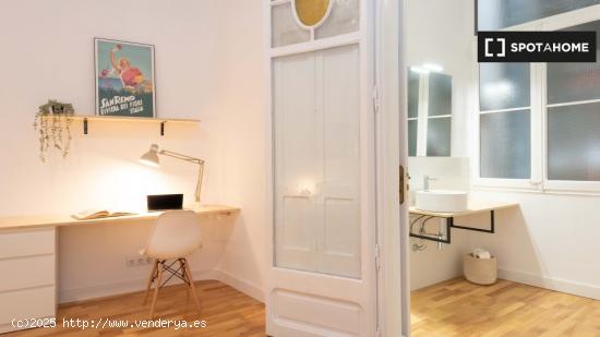 Se alquila habitación con baño en piso de 8 dormitorios en Villa de Gracia - BARCELONA