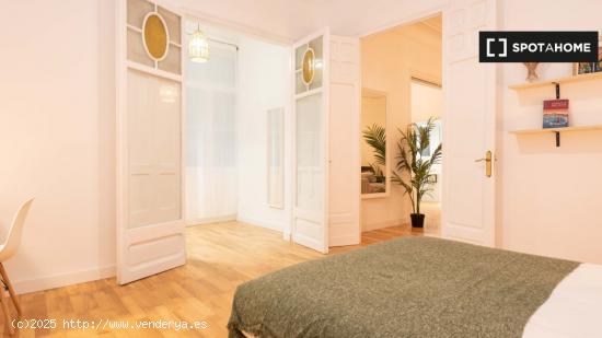 Se alquila habitación con baño en piso de 8 dormitorios en Villa de Gracia - BARCELONA