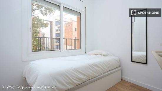 Se alquilan habitaciones en piso de 4 habitaciones en Sant Andreu - BARCELONA