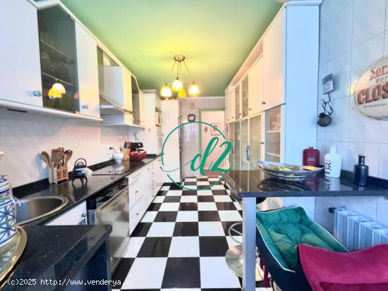 SE VENDE AMPLIO Y ACOGEDOR PISO CON PLAZA DE GARAJE CERRADA EN EL CENTRO. REF 1318 - ORENSE