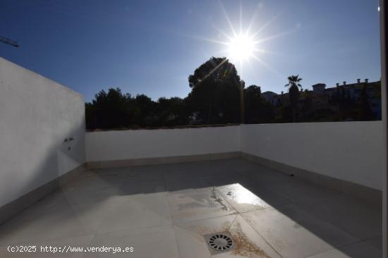 ADOSADO ESQUINA JUNTO AL CAMPO DE GOLF REFORMADO Y CON SOLÁRIUM - ALICANTE