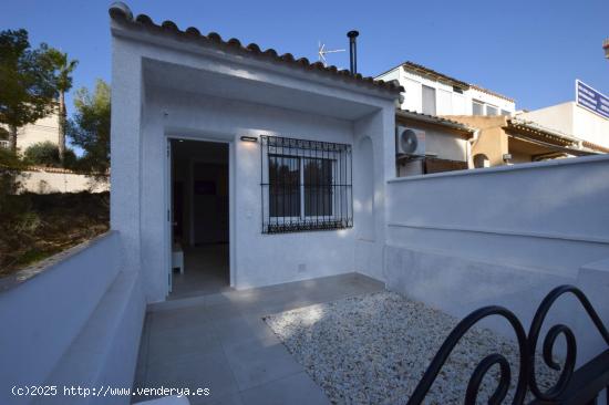 ADOSADO ESQUINA JUNTO AL CAMPO DE GOLF REFORMADO Y CON SOLÁRIUM - ALICANTE