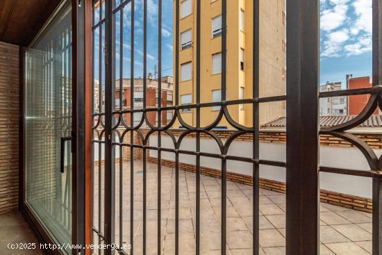 CASA SINGULAR DE CINCO DORMITORIOS, GARAJE, ASCENSOR Y BUHARDILLA CON AMPLIA TERRAZA - CASTELLON