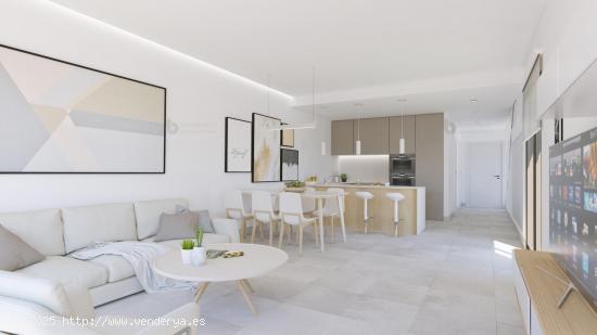 VILLA DE 3 DORMITORIOS DE OBRA NUEVA EN MIL PALMERAS - ALICANTE