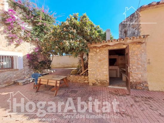 AMPLIA CASA DE PUEBLO PARA REFORMAR CON TERRAZA, BALCÓN Y TRASTERO - CASTELLON