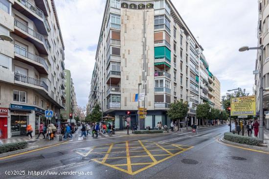 GRAN PISO EN UBICACIÓN SENSACIONAL, EN EDIFICIO SEÑORIAL DE CALLE RECOGIDAS - GRANADA