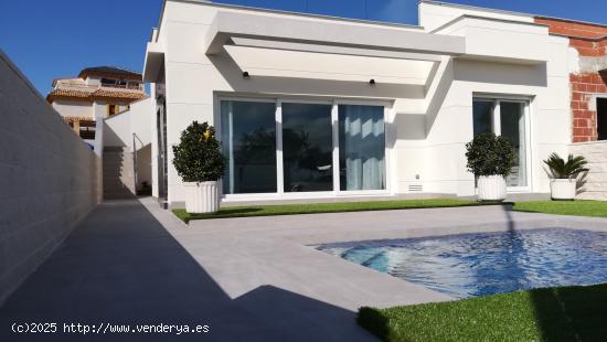 Villa de 3 dormitorios con piscina privada en La Herrada, Los Montesinos - ALICANTE