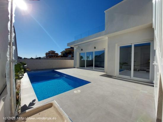 Villa de 3 dormitorios con piscina privada en La Herrada, Los Montesinos - ALICANTE