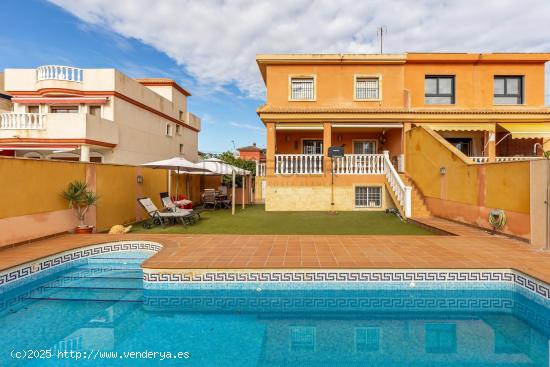 Exclusiva Vivienda Familiar en Aguas Nuevas con Piscina Privada y Amplios Espacios - ALICANTE