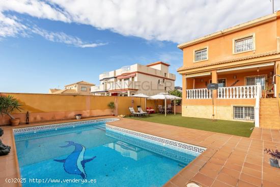 Exclusiva Vivienda Familiar en Aguas Nuevas con Piscina Privada y Amplios Espacios - ALICANTE