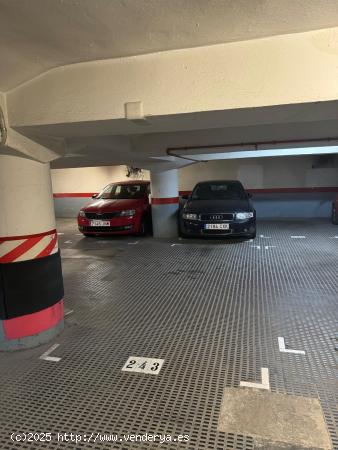 PLAZA DE APARCAMIENTO PARA COCHE GRANDE EN EL BARRIO DE SANT ANTONI - BARCELONA