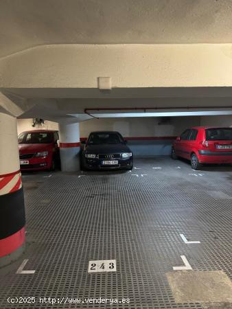 PLAZA DE APARCAMIENTO PARA COCHE GRANDE EN EL BARRIO DE SANT ANTONI - BARCELONA