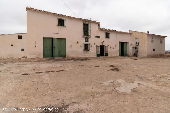  Cortijo con instalaciones para caballos y tierra de labor - MURCIA 