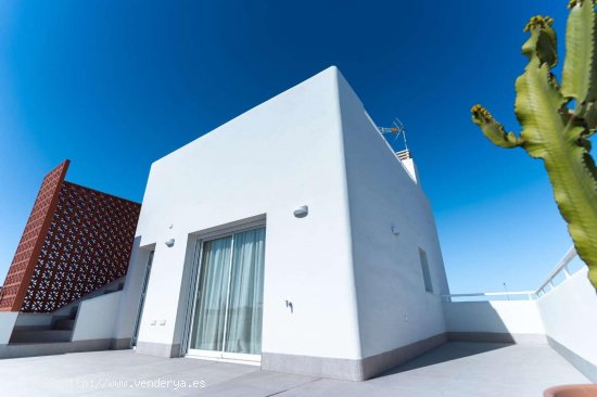 Villa en venta en construcción en Pilar de la Horadada (Alicante)