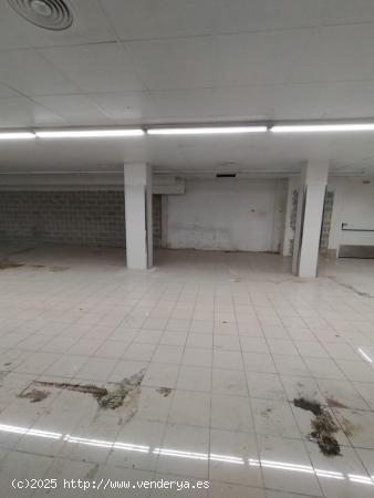  Espacioso local comercial situado en la C/ Casteres, Barcelona - BARCELONA 