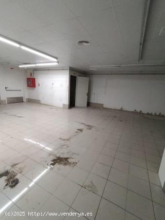 Espacioso local comercial situado en la C/ Casteres, Barcelona - BARCELONA