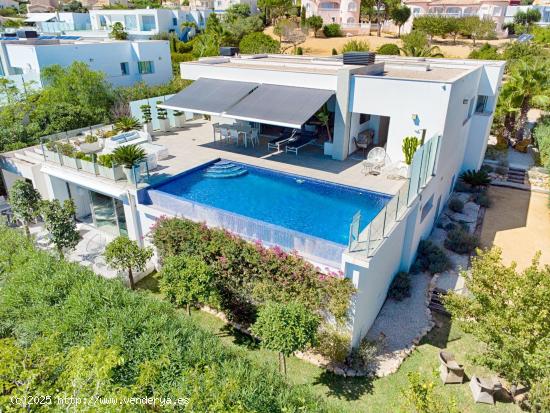 EXCELENTE VILLA CON VISTAS PANORÁMICAS AL MAR - ALICANTE