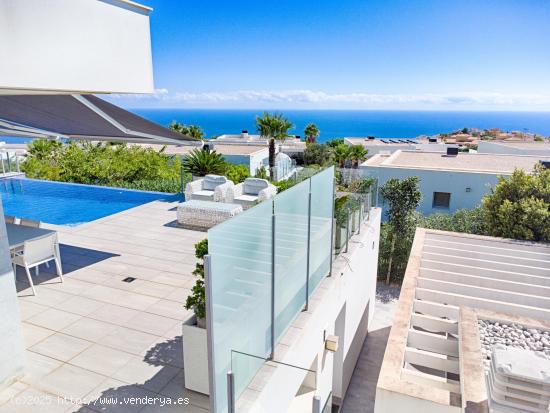 EXCELENTE VILLA CON VISTAS PANORÁMICAS AL MAR - ALICANTE