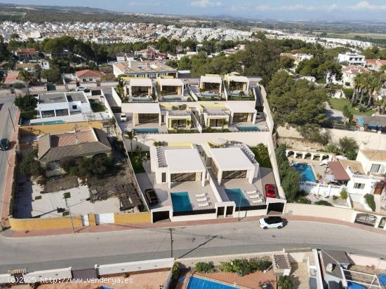 Chalets de obra nueva de una planta con piscina privada en Torrevieja - ALICANTE