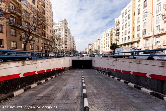  Plaza de garaje para coche grande - MADRID 