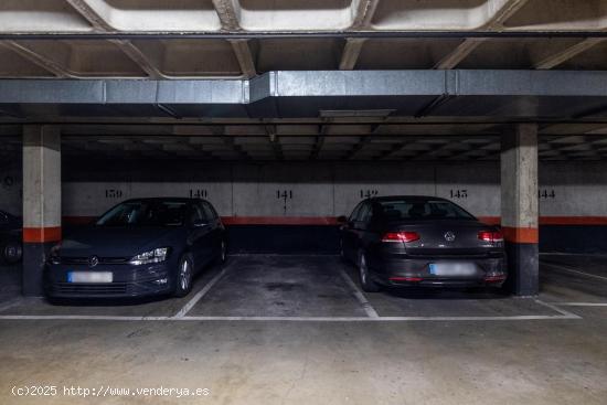 Plaza de garaje para coche grande - MADRID