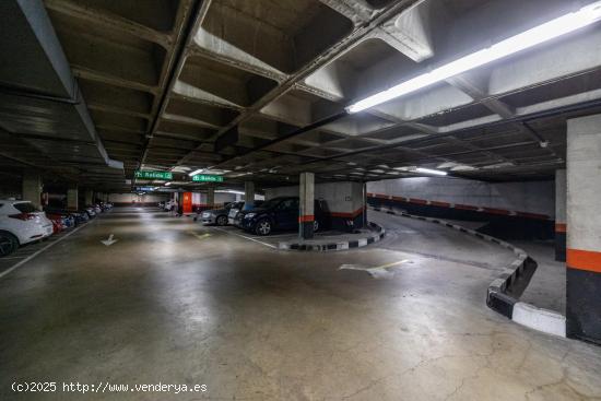 Plaza de garaje para coche grande - MADRID