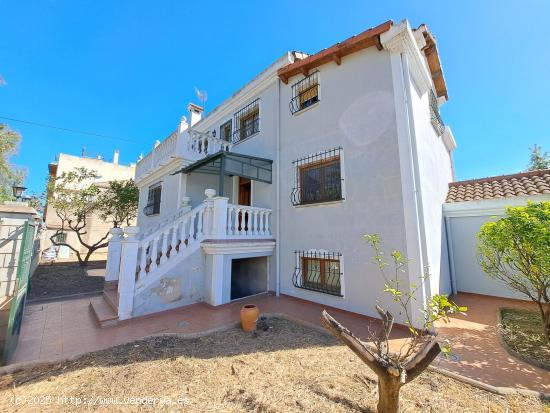 ENCANTADORA CASA DE DOS PLANTAS EN RIOLA - VALENCIA