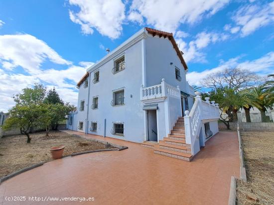 ENCANTADORA CASA DE DOS PLANTAS EN RIOLA - VALENCIA