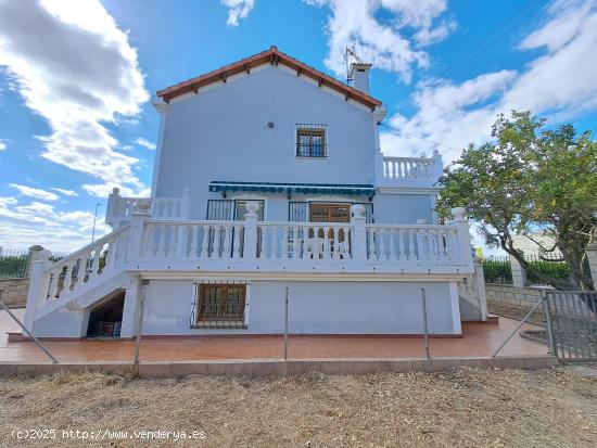 ENCANTADORA CASA DE DOS PLANTAS EN RIOLA - VALENCIA