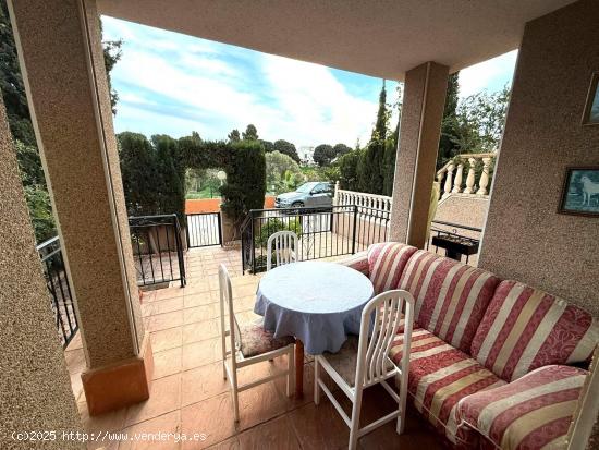 Bungalow con parcela y patio en comunidad con piscina en Los Altos de Torrevieja - ALICANTE