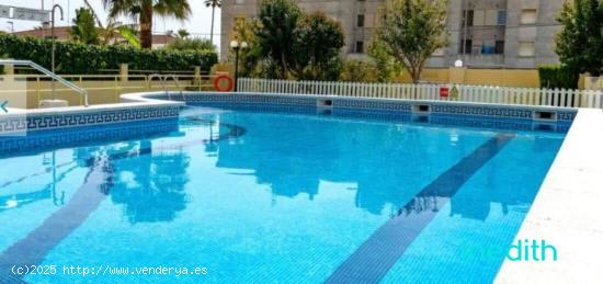 Bonito piso con graqn terraza y piscina comunitaria en la playa de Cunit a 60 metros del mar - TARRA