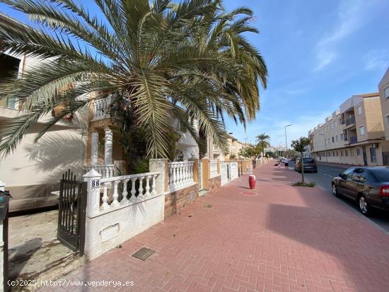  Casa Parcialmente Reformada de 3 Dormitorios y un Baño, ¡A solo un paso del mar!  - ALICANTE