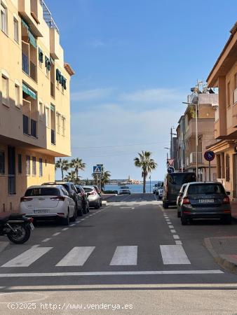  Casa Parcialmente Reformada de 3 Dormitorios y un Baño, ¡A solo un paso del mar!  - ALICANTE