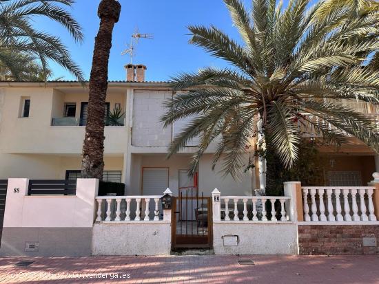  Casa Parcialmente Reformada de 3 Dormitorios y un Baño, ¡A solo un paso del mar!  - ALICANTE