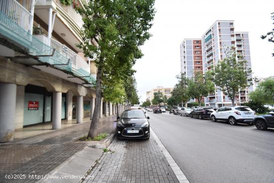 Espectacular local en alquiler, esquinero a tres bandas - BARCELONA