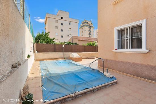 Espectacular casa jardín con piscina privada - ALICANTE