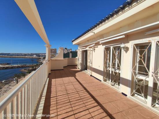 Atico  con Espectaculares  Vistas al Mar, una Terraza Super Amplia  en el Paseo Maritimo Torrevieja.