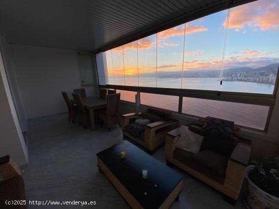 Exclusivo apartamento se halla a un paso entre el cielo y el mar de Benidorm en la playa de Levante 