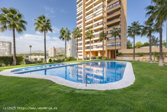 PISO DE DOS DORMITORIOS, CON DOS BAÑOS, GARAJE Y TRASTERO EN BONITA URBANIZACIÓN. - ALICANTE