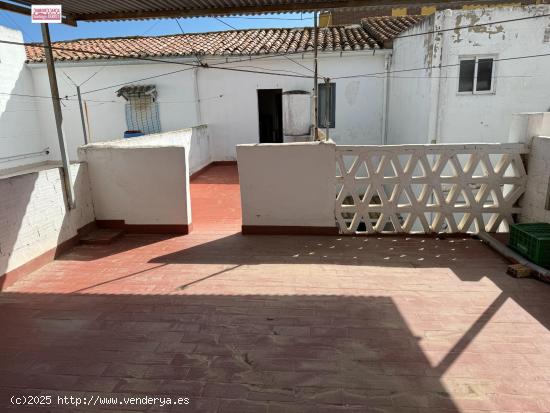 VENTA DE CASA EN BENIFAIO CON ACCESO POR DOS CALLES - VALENCIA