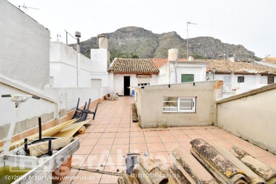 ¡OPORTUNIDAD DE INVERSIÓN! AMPLIA CASA CON GRAN TERRAZA Y PARCELA - VALENCIA