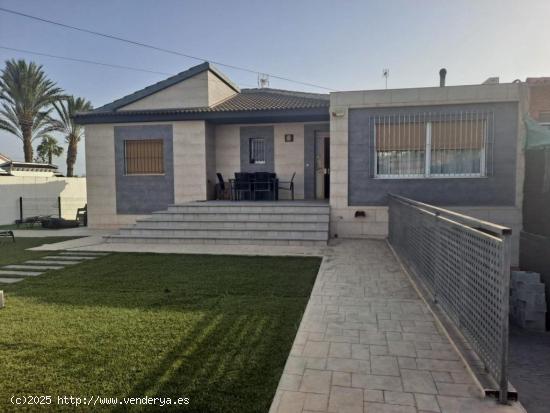 Preciosa Villa Reformada con Piscina en Los Balcones, Torrevieja - ALICANTE