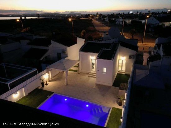 Chalet en venta en Torrevieja (Alicante)