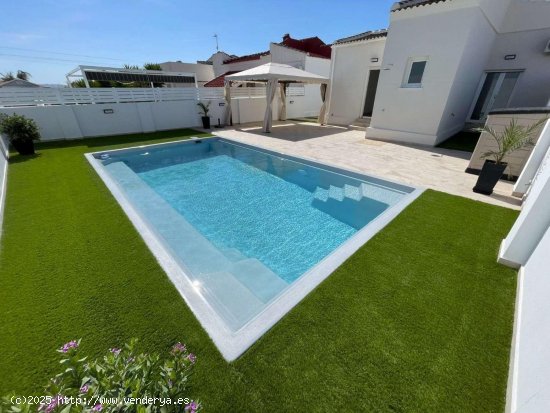 Chalet en venta en Torrevieja (Alicante)