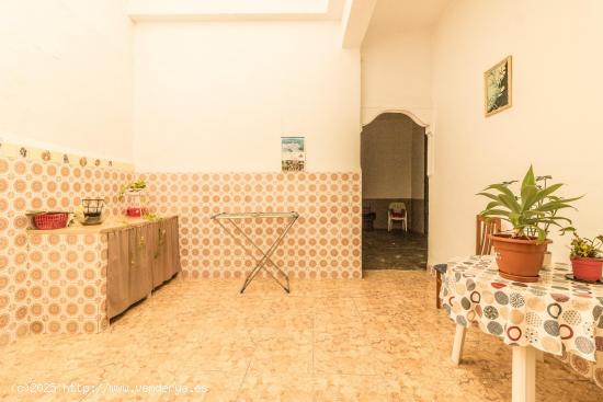 ¡Gran oportunidad en Carlet! Casa en venta con fachada a dos calles. - VALENCIA