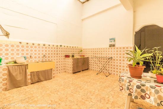 ¡Gran oportunidad en Carlet! Casa en venta con fachada a dos calles. - VALENCIA