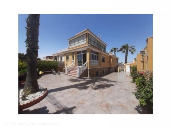 Villa en venta en Torrevieja (Alicante)