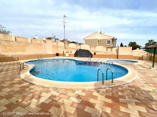 BUNGALOW EN LOS ALTOS DE LOS BALCONES CON JARDÍN Y PISCINA COMUNITARIA - ALICANTE