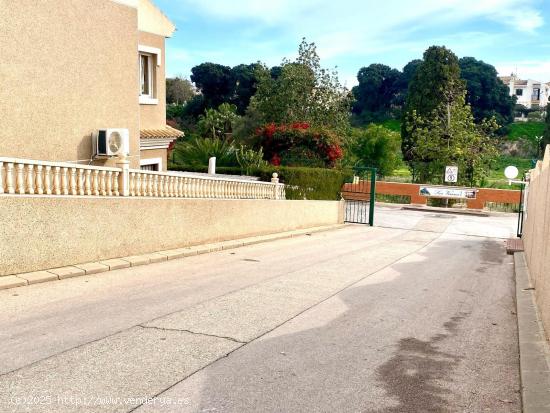 BUNGALOW EN LOS ALTOS DE LOS BALCONES CON JARDÍN Y PISCINA COMUNITARIA - ALICANTE