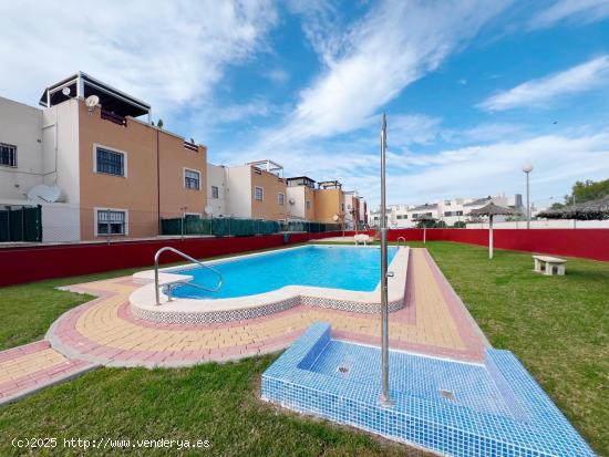 BUNGALOW PLANTA BAJA EN LOS ALTOS CON PISCINA Y JARDÍN - ALICANTE